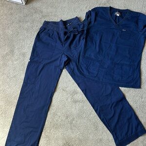 Women’s navy scrub set size small